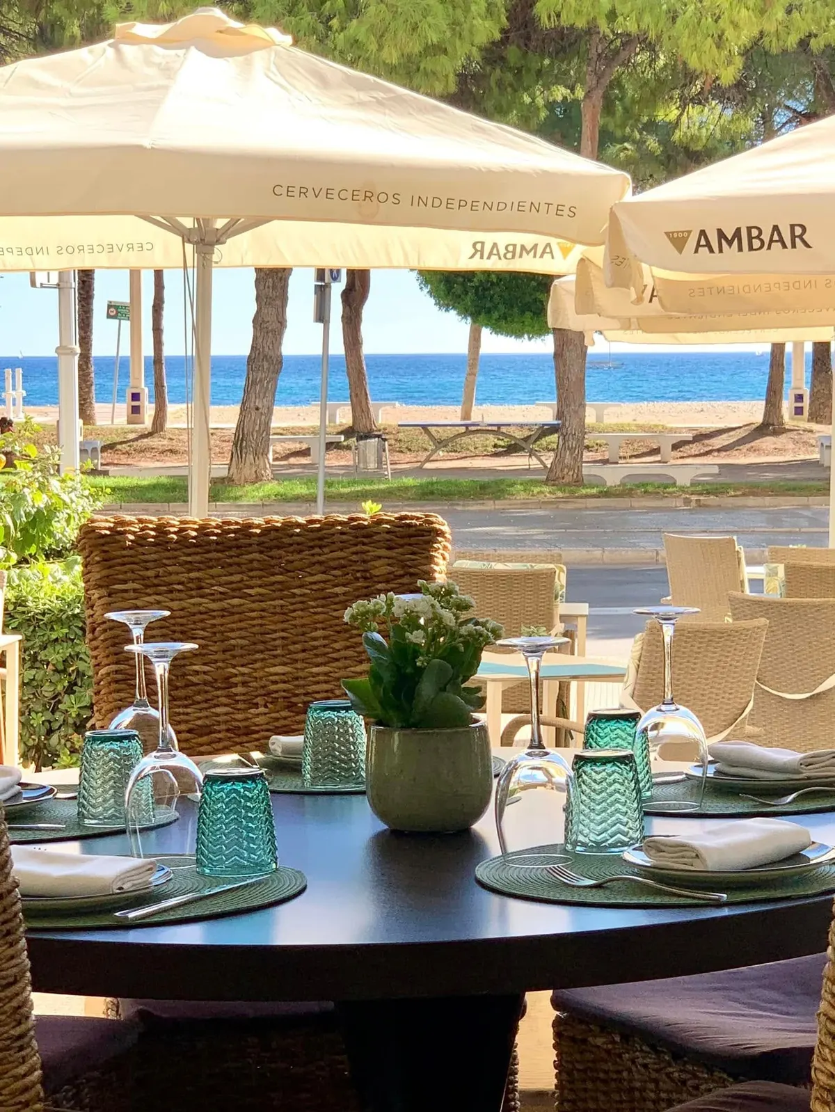 Mesa puesta en nuestra terraza, con el paseo y el mar de Altea al fondo